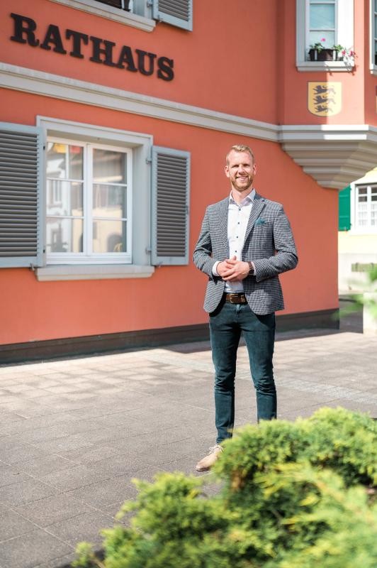 Foto BGM Eckerle vor dem Rathaus