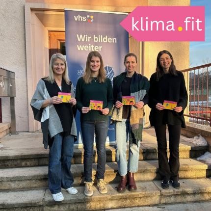 v.l.n.r. Annette Wöhrle (Leiterin VHS Westlicher Kaiserstuhl-Tuniberg), Anna-Maria Nießen (Klimaschutzmanagerin Breisach), Carla van der Meyden (Kursleiterin, ifpro Freiburg), Lea Brockhoff (Klimaschutzmanagerin Ihringen). v.l.n.r. Annette Wöhrle (Leiterin VHS Westlicher Kaiserstuhl-Tuniberg), Anna-Maria Nießen (Klimaschutzmanagerin Breisach), Carla van der Meyden (Kursleiterin, ifpro Freiburg), Lea Brockhoff (Klimaschutzmanagerin Ihringen).