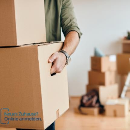 Person mit Umzugskartons in der Hand Person mit Umzugskartons in der Hand