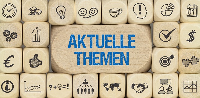 Viele Holzwürfel mit verschiedenen Zeichen Viele Holzwürfel mit verschiedenen Zeichen