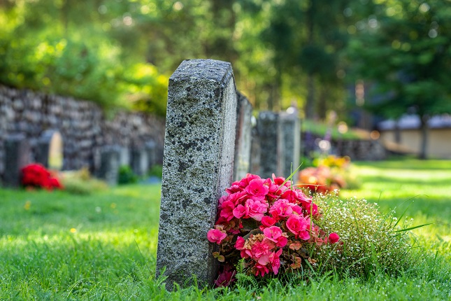 Grabstein mit Blumen